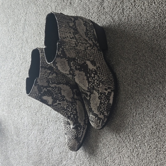 UNIONBAY Shoes - Unionbay Womens Snakeskin Print Ankle Tipper Booties Boots Sz 9.5M